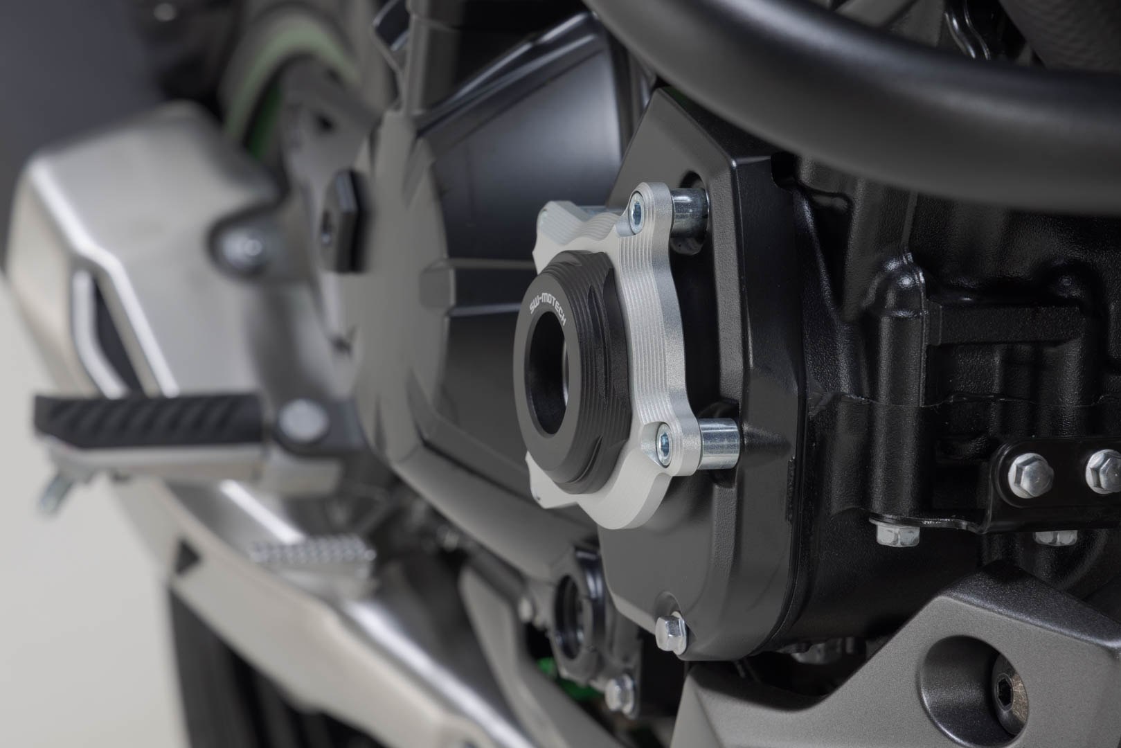 Protector pentru carcasa motorului SW-Motech - Negru/Argintiu. Modele Kawasaki Z900 (16-). Figura 2