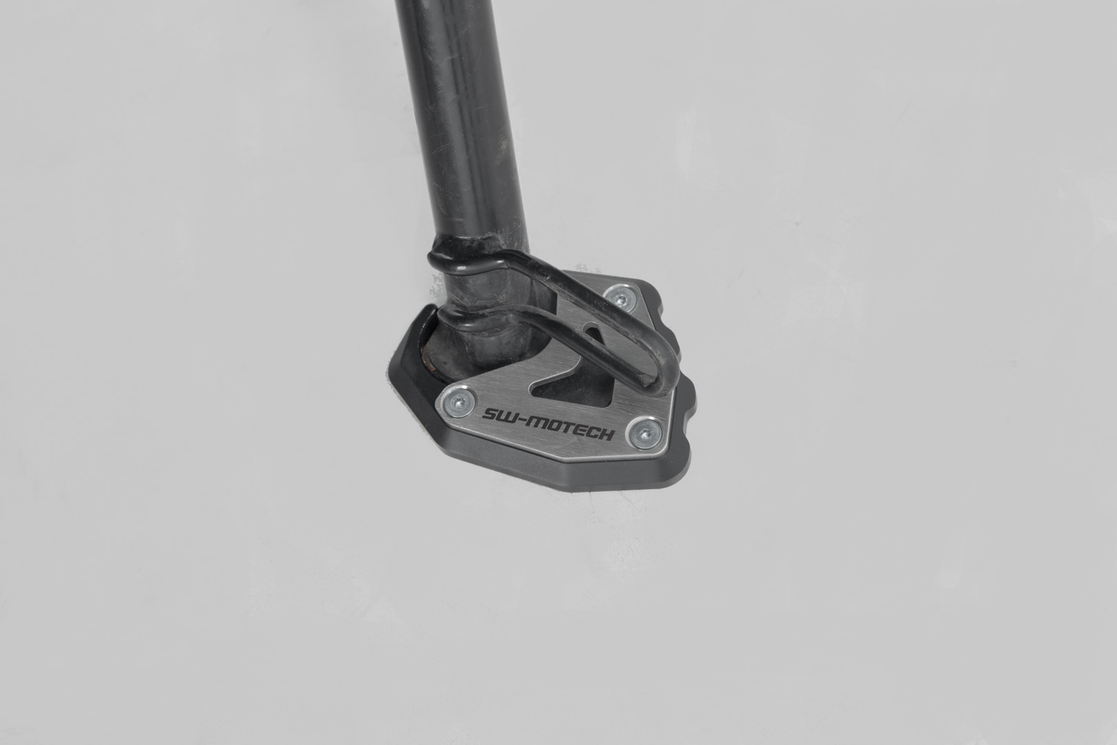 Extensie SW-Motech pentru piciorul lateral - Negru/argintiu. Triumful Trident 660 (21-24). Figura 1