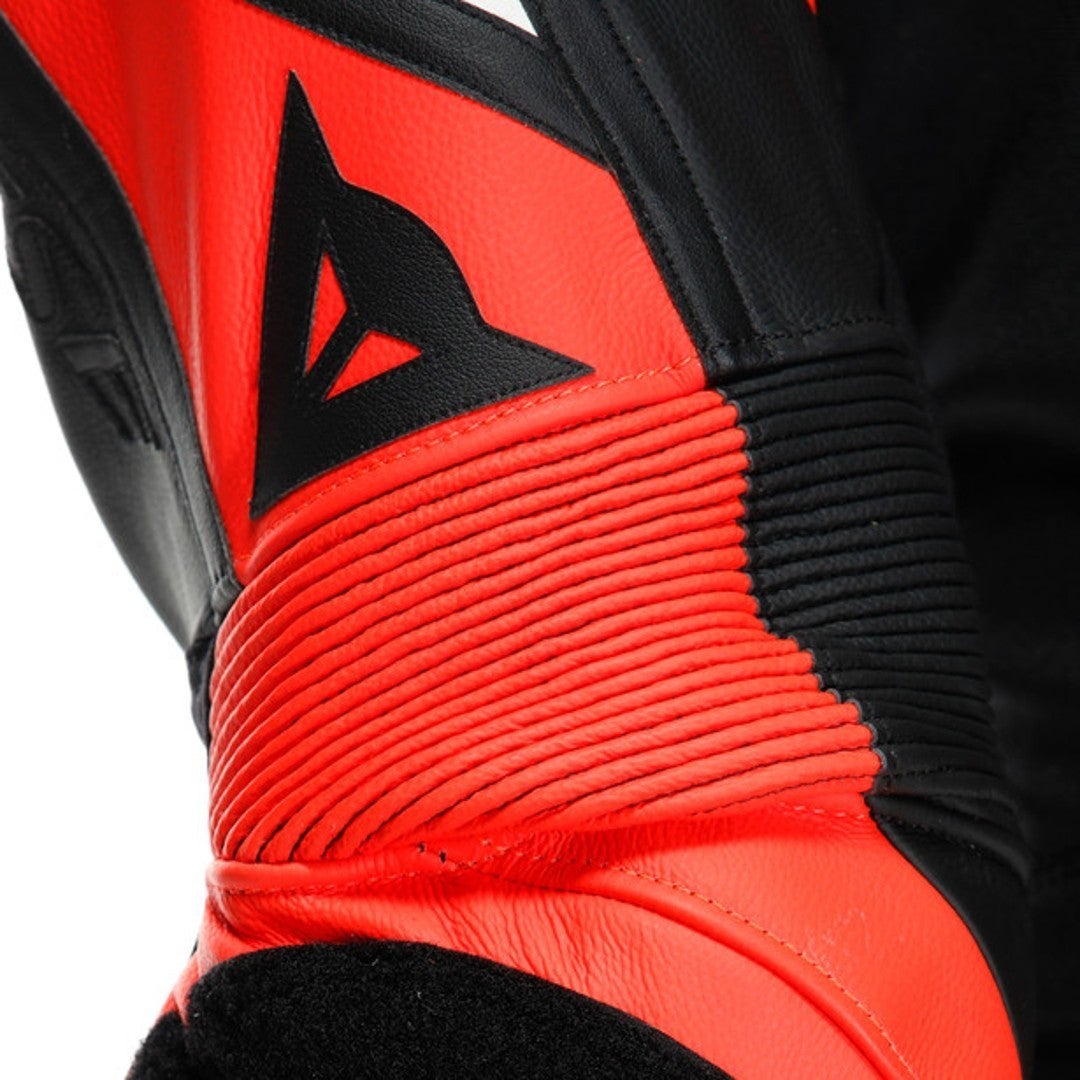 Dainese Gen-Z Abito in pelle perforata monopezza per bambini nero/rosso 170 Figura 10