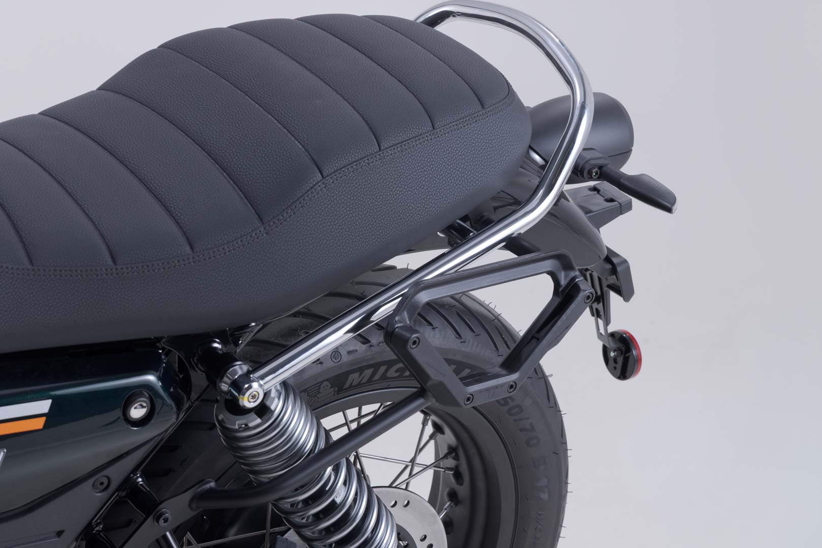 SW-Motech V-LOC Side Carrier vänster – Moto Guzzi V7-modeller (20-). Figur 4