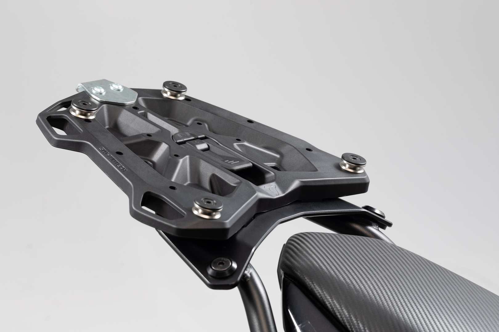 SW-Motech Piastra adattatore per STREET-RACK - Per bauletto TRAX ADV/ION/EVO. Nero. Figura 1 SW-Motech Piastra adattatore per STREET-RACK - Per bauletto TRAX ADV/ION/EVO. Nero. Figura 1
