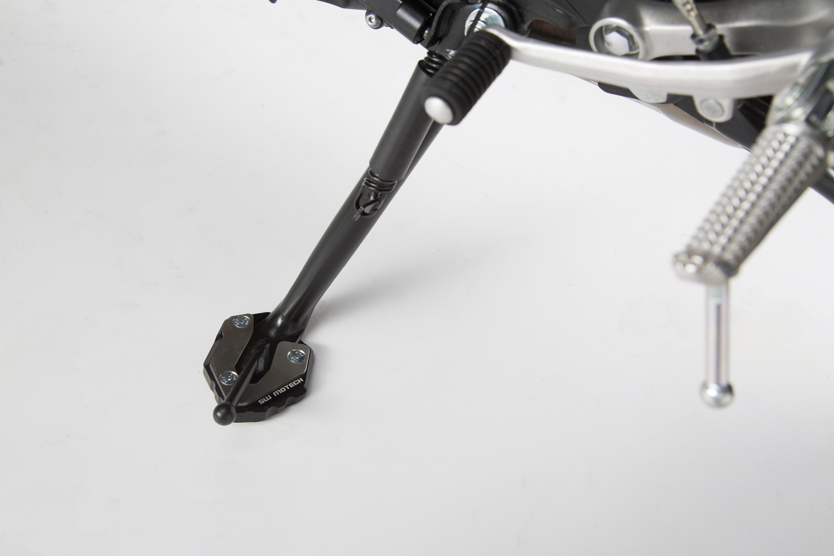 Extensie SW-Motech pentru piciorul lateral - Negru/argintiu. Yamaha MT-09 Tracer, XSR900/Abarth. Figura 2