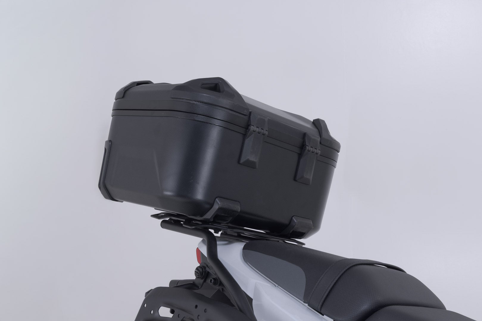 Side view of SW-Motech Adventure set DUSC with top case L - Black. Kawasaki KLE500 / KLE500 SE (26-).