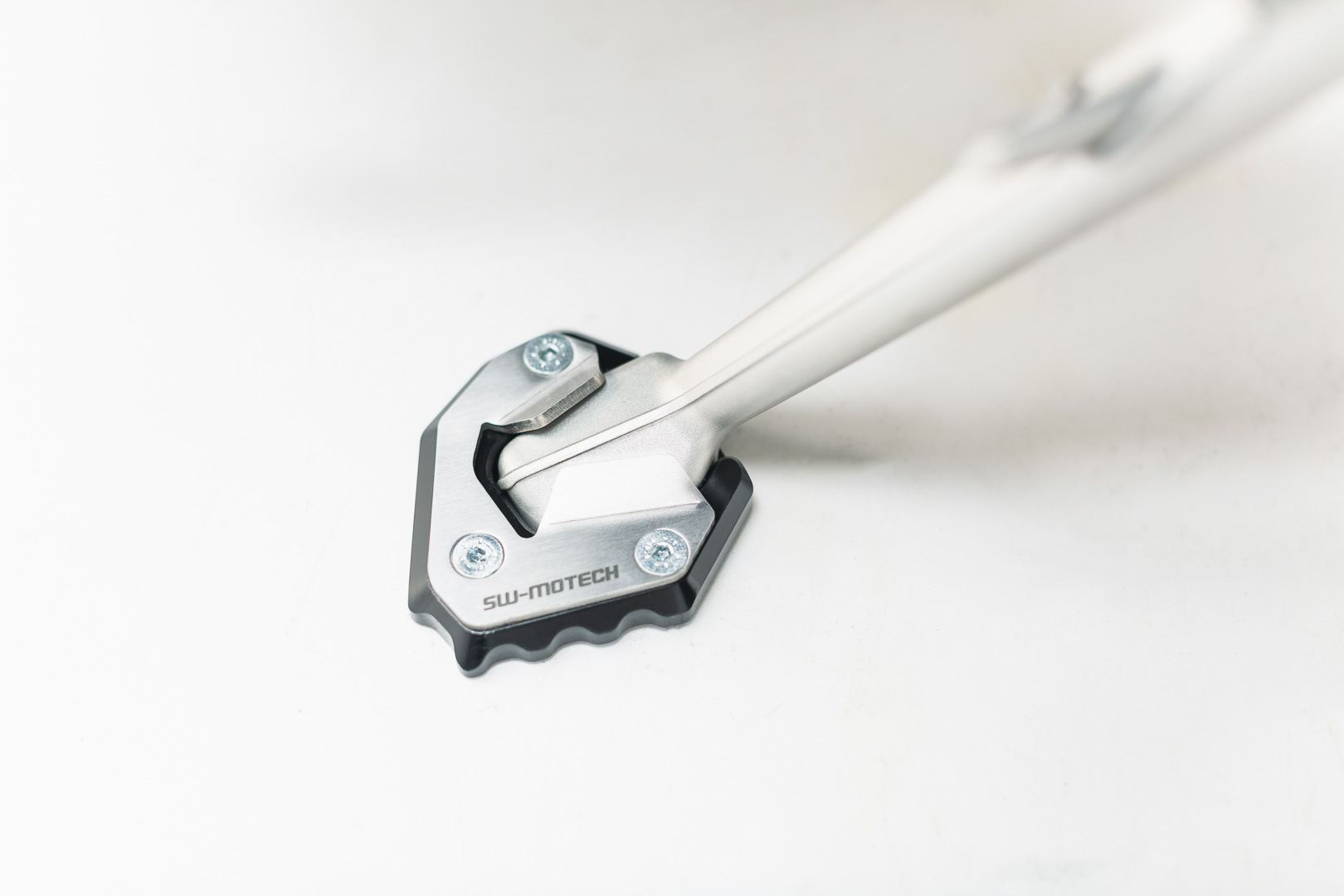 Extensie SW-Motech pentru piciorul lateral - Negru/argintiu. BMW S 1000 XR (15-19). Figura 1