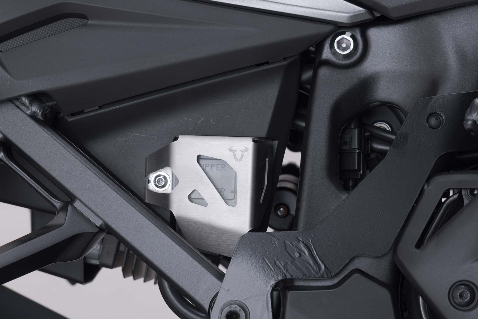 Protecția rezervorului de lichid de frână SW-Motech - Argintiu. Suzuki DL1000, Honda CRF1000L/1100L. Figura 2