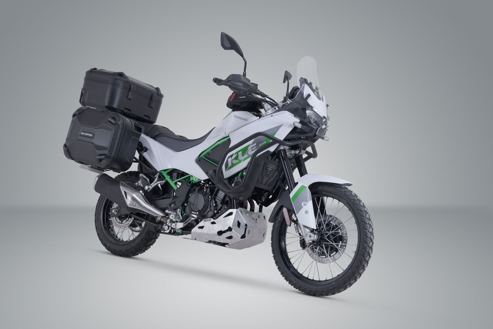 Side view of SW-Motech Adventure set DUSC with top case XL - Black. Kawasaki KLE500 / KLE500 SE (26-).