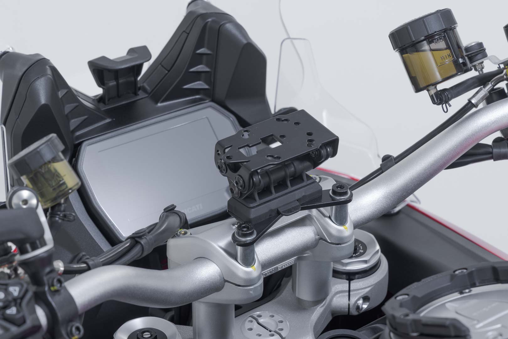 SW-Motech GPS-fäste på styret - Svart. Ducati Multistrada V4 (20-), V2 (24-). Figur 1