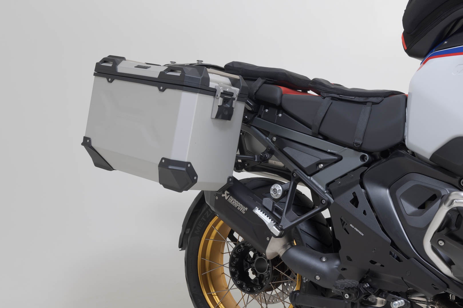 SW-Motech TRAX ADV Alukoffer-System + Akrapovic - Silbern. 45/45 l. BMW R 1300 GS Adv. (24-). Abbildung 3