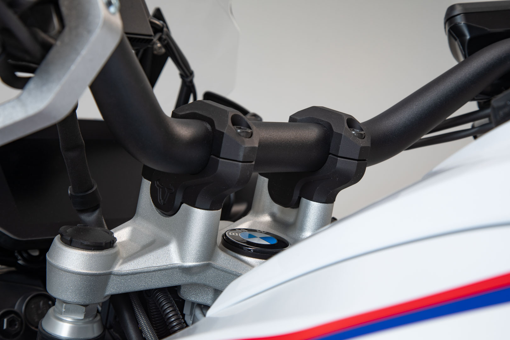 Spatele barei SW-Motech - H=32 mm. Spate 20 mm. Negru. Modele BMW. Figura 1