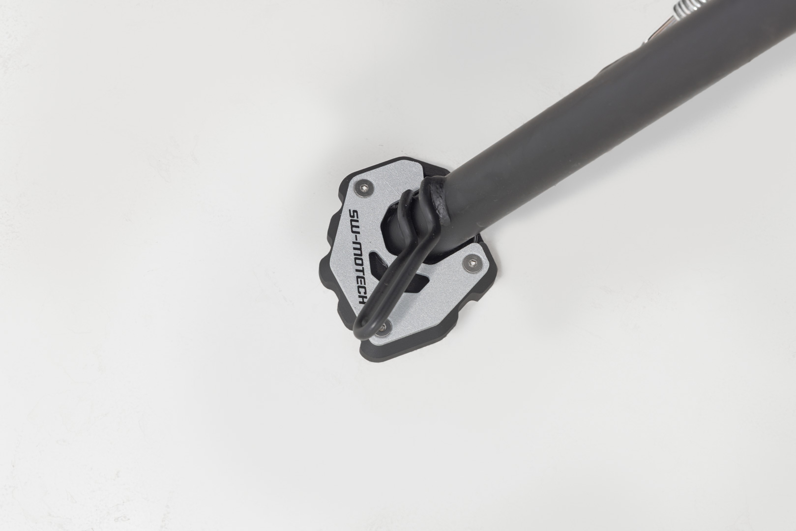 Extensie SW-Motech pentru piciorul lateral - Negru/argintiu. Trident Triumph 660 (24-). Figura 3
