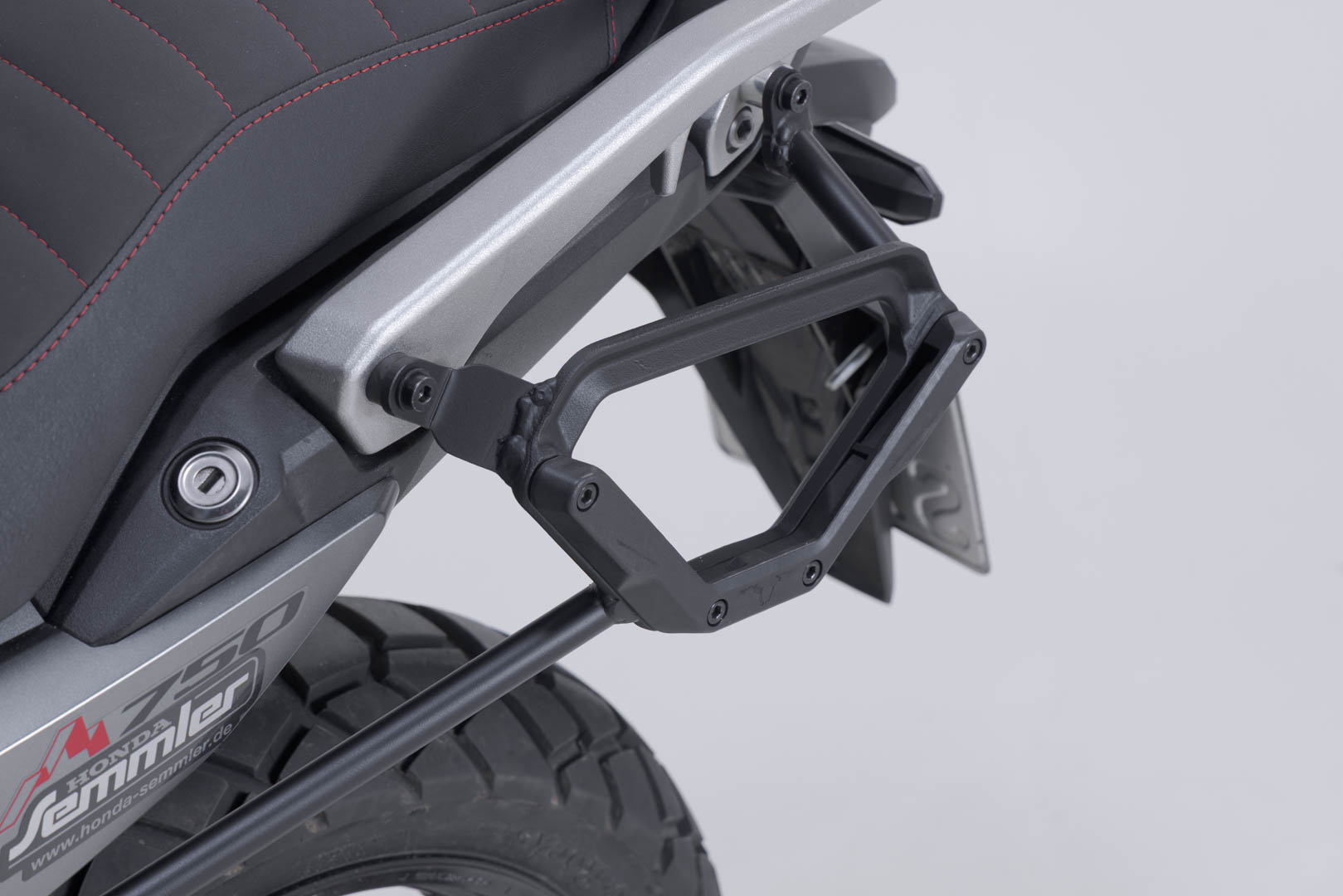 SW-Motech V-LOC Sidobärare vänster – Honda XL750 Transalp (22-). Figur 4