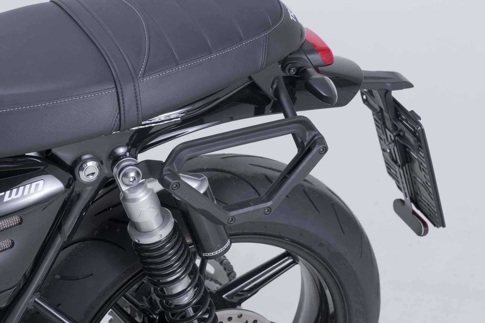 SW-Motech V-LOC sidobärare vänster – Triumph Speed Twin 1200 (18-). Figur 4