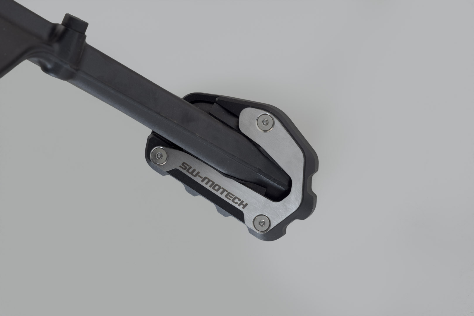 Extensie SW-Motech pentru piciorul lateral - Negru/argintiu. BMW R 1300 GS (23-)/Adv (24-). Figura 1