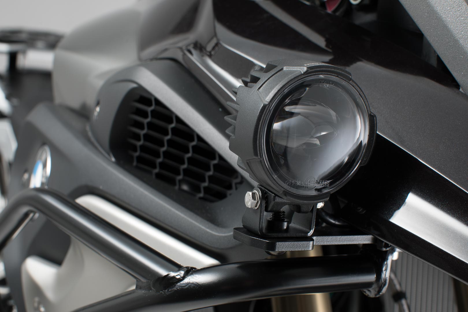 Instalații SW-Motech pentru lumini F. Orig. Proiectoarele de ceață BMW - Negru. BMW R 1200 GS (12-18), R 1250 GS (21-). Figura 1