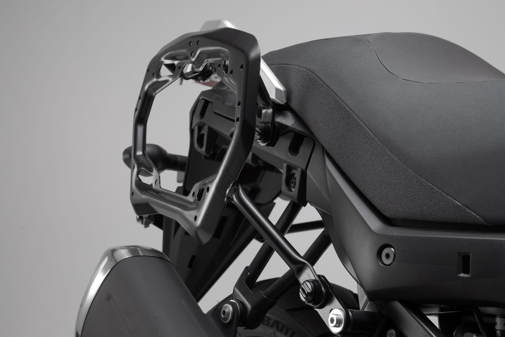 Portavion lateral SW-Motech PRO - Negru. Suzuki DL 650 (16-). Figura 4