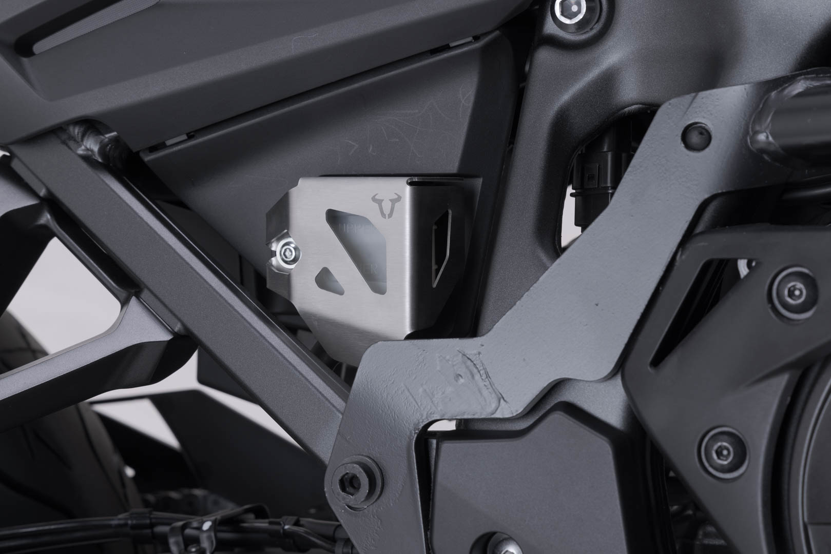 Protecția rezervorului de lichid de frână SW-Motech - Argintiu. Suzuki DL1000, Honda CRF1000L/1100L. Figura 3