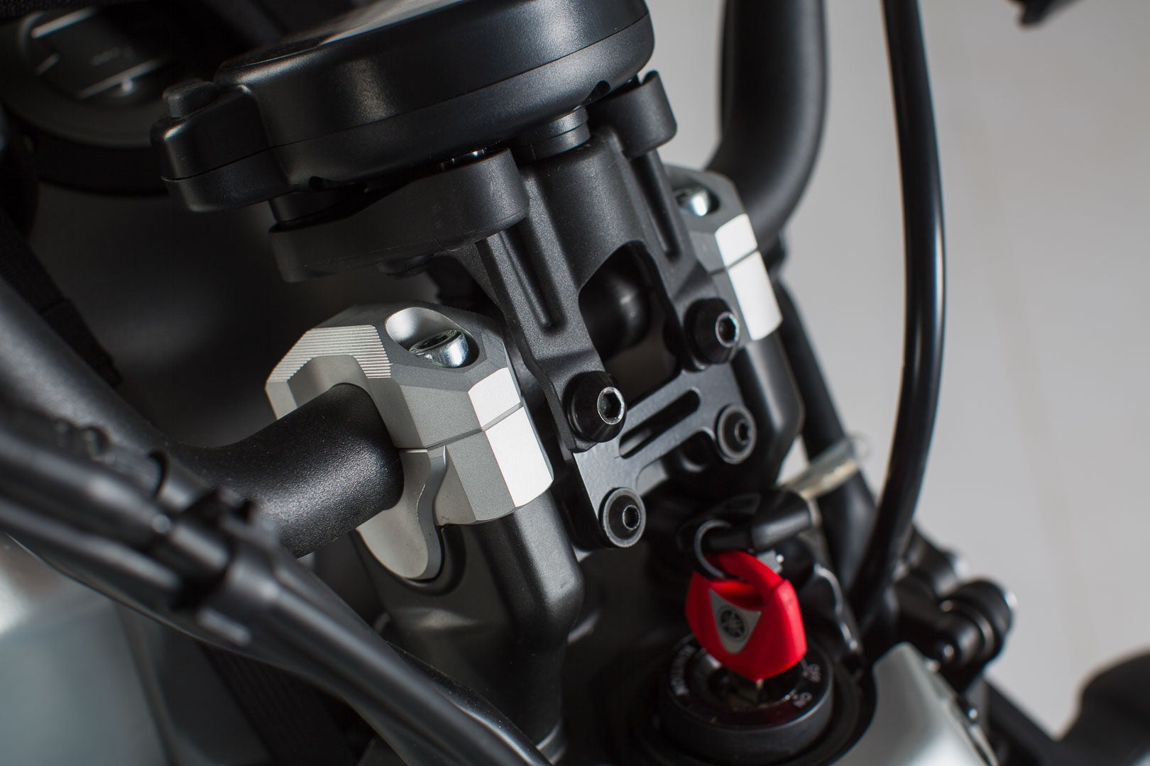 SW-Motech h=20 mm. Noir. Yamaha XSR700 (15-20). - h=20 mm. Noir. Yamaha XSR700 (15-20). Figure 1