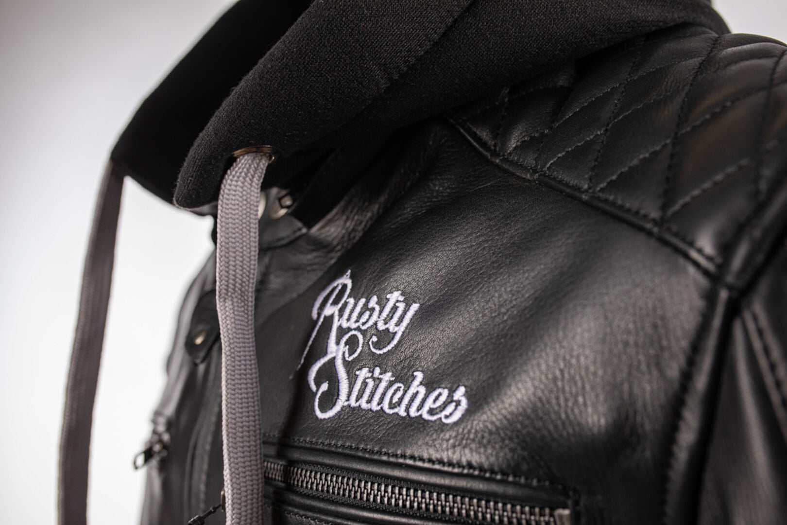 Rusty Stitches Super Jari Hooded V2 Motorcycle Leather Jacket black/white 6XL Figure 6