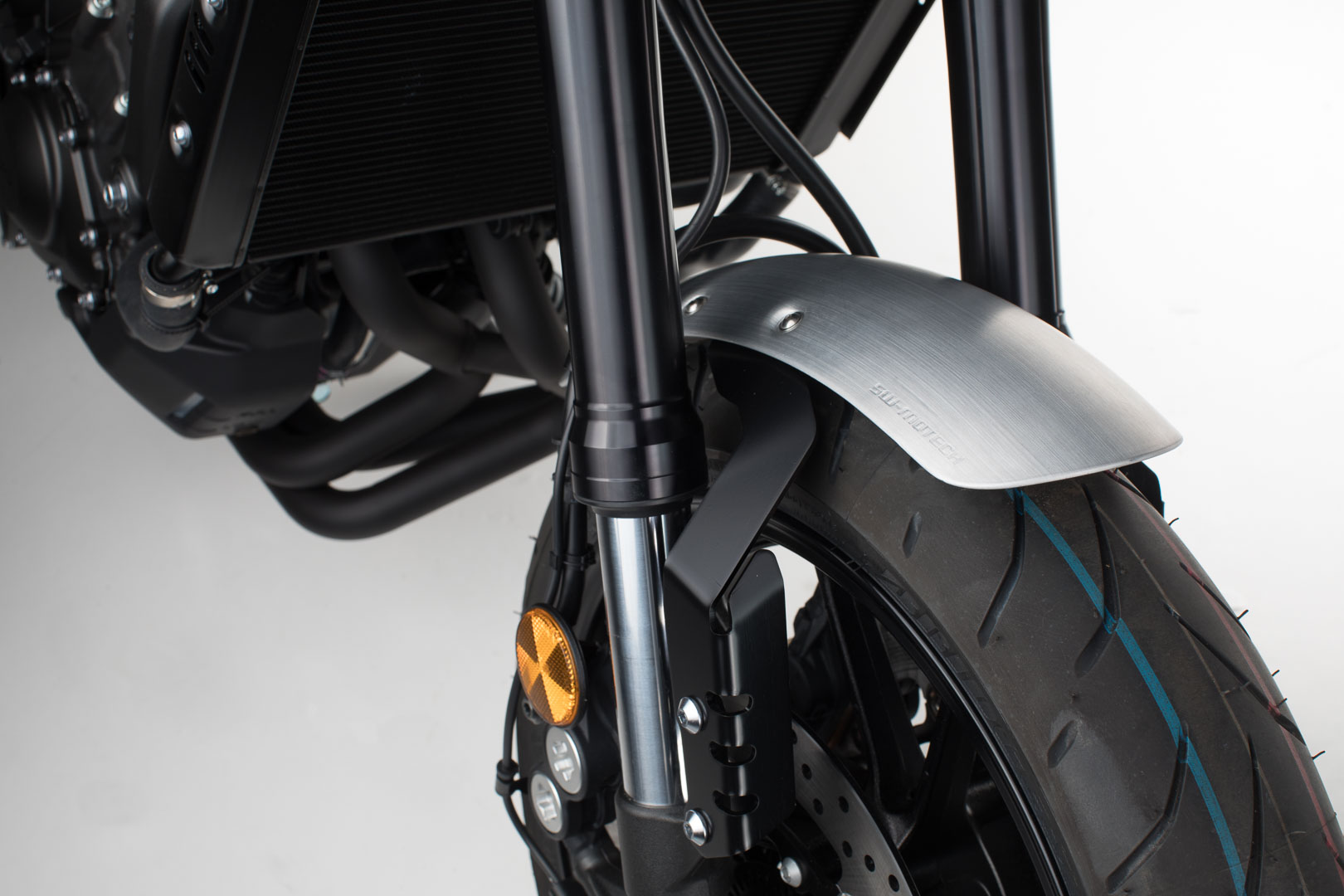 Kit SW-Motech Fender - Argintiu. Yam XSR900, MT-09/Tracer, 900 Tracer/GT. Figura 1