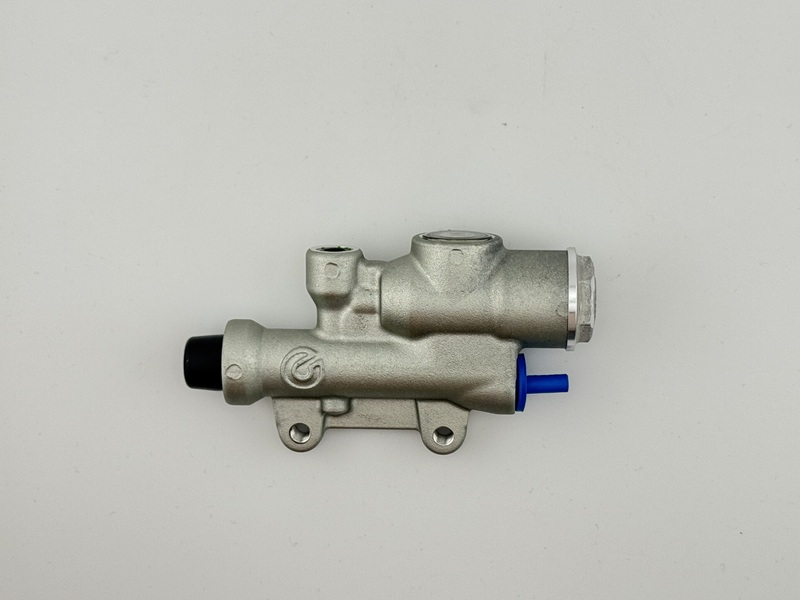 Brembo S.p.A. UPGRADE Master Cylinder posteriore - Ps13 Argento - Con serbatoio Figura 4