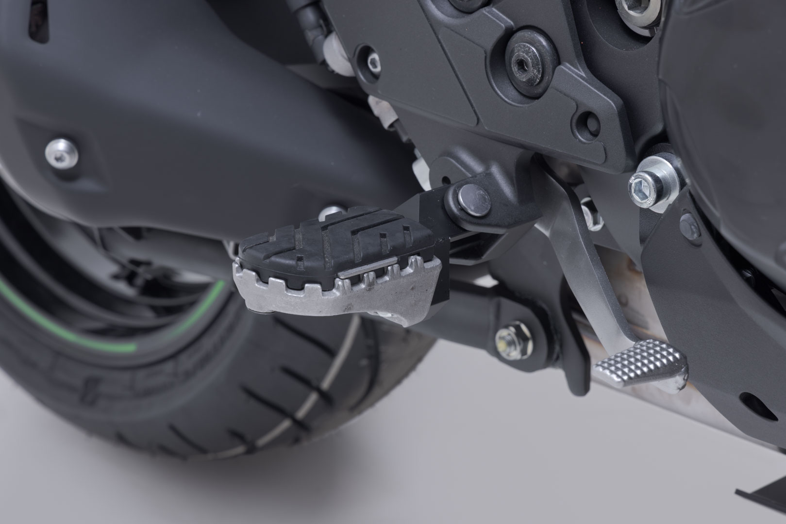 SW-Motech ION fotstöd kit - Silver. Kawasaki Versys 1100 (24-). Figur 4