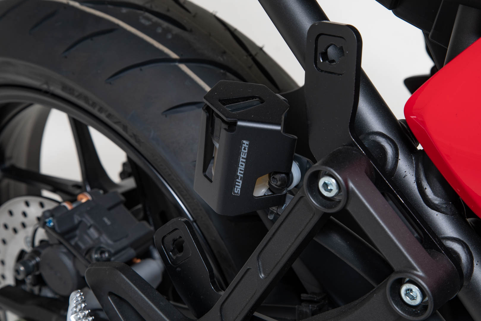 Protector de rezervor de lichid de frână SW-Motech - Negru. Yamaha Tracer 9 / GT (20-) / GT+ (22-). Figura 3