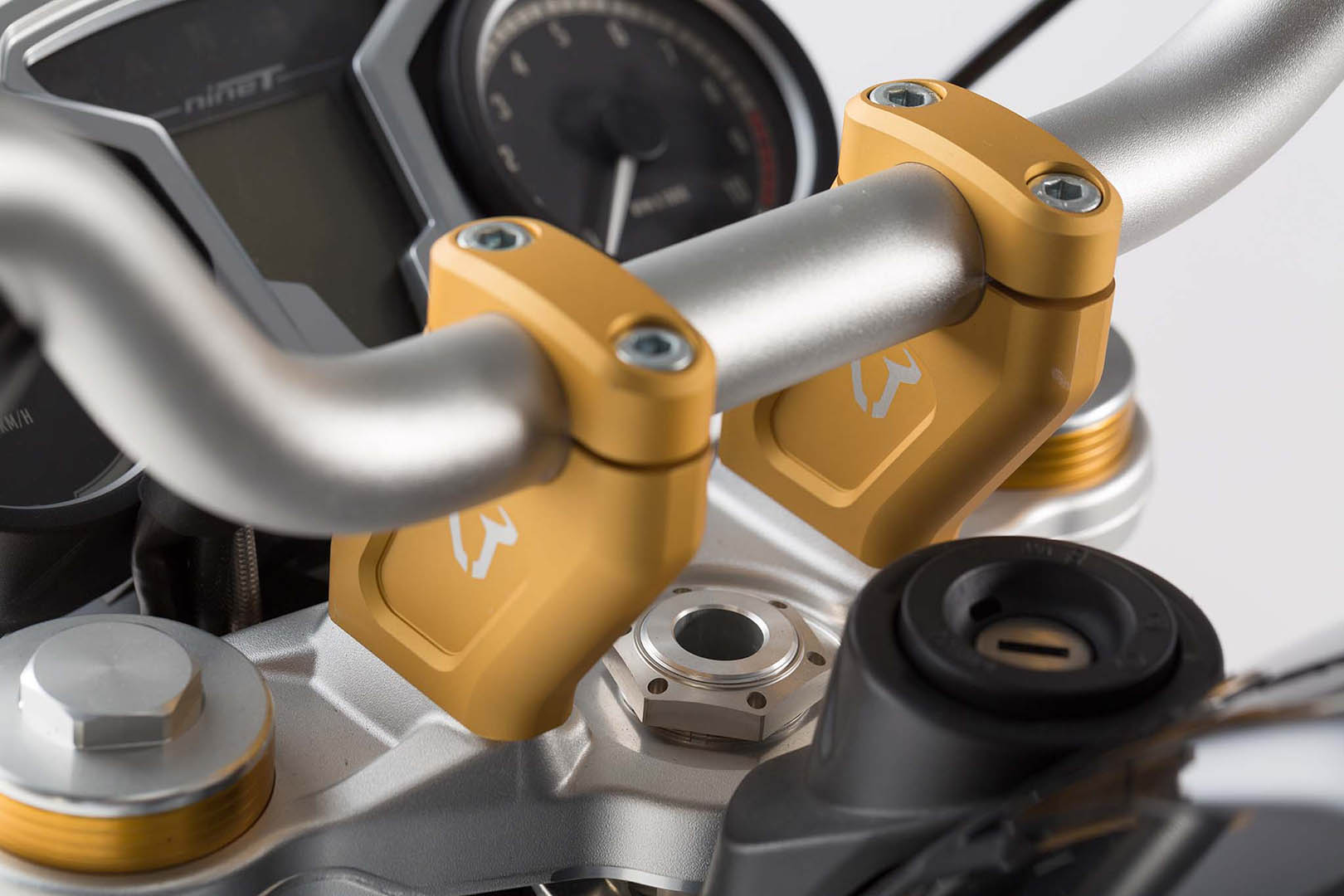 Spatele barei SW-Motech - H=20 mm. Spate 30 mm. Auriu. BMW R nineT. Figura 2