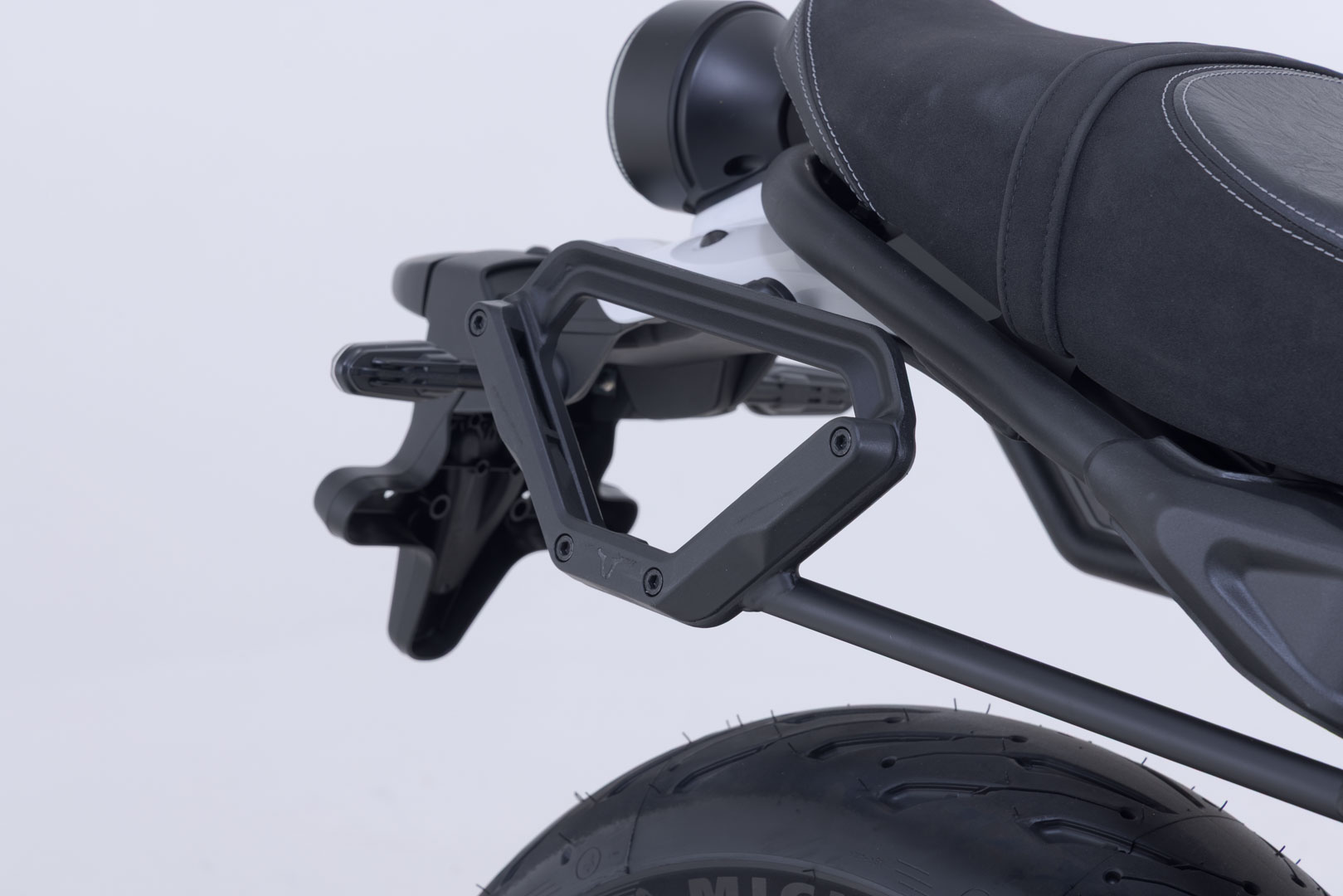 SW-Motech V-LOC Side Carrier höger - Yamaha XSR700 (15-) / XSR700 XT (19-). Figur 4