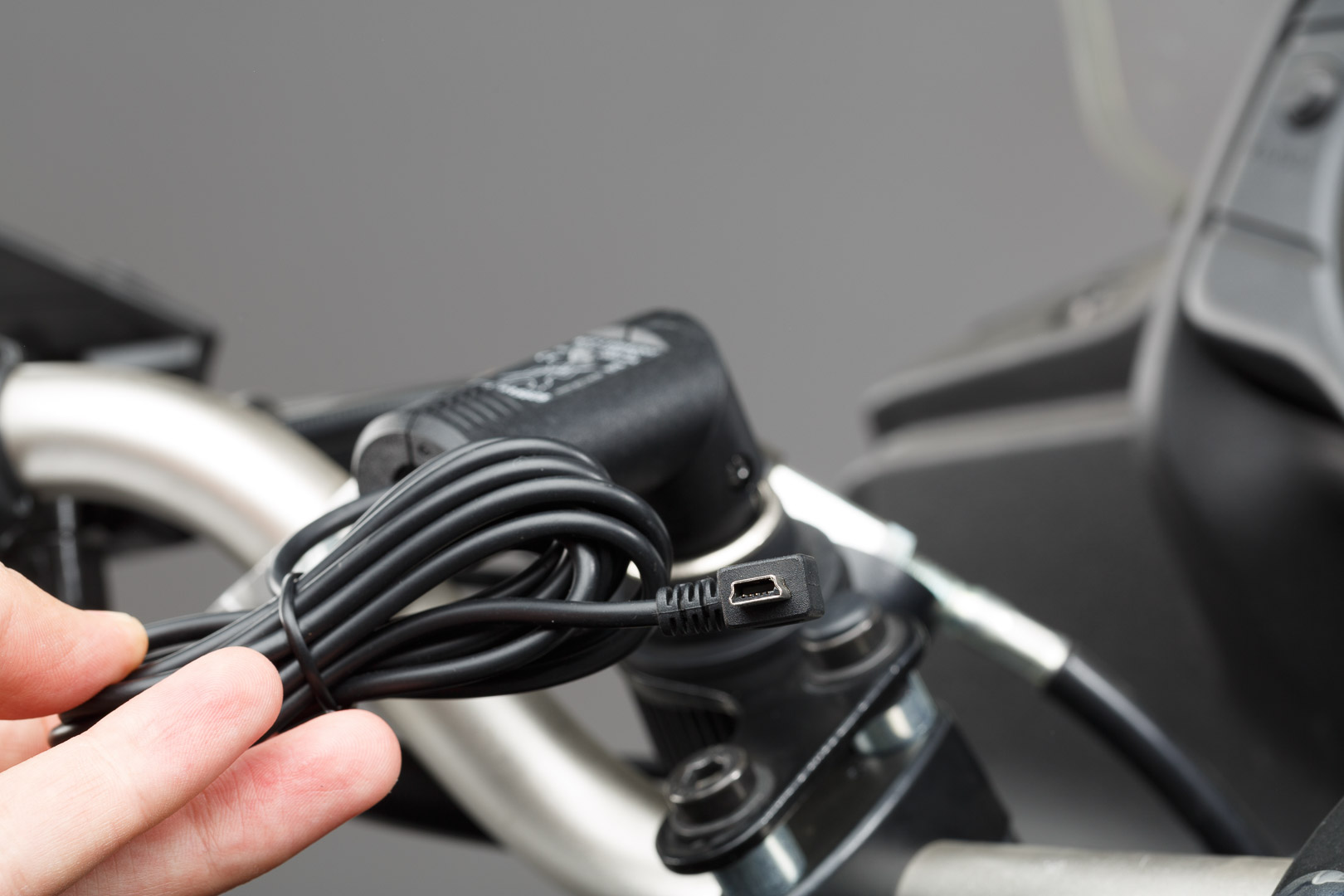Cablu de încărcare SW-Motech Mini USB - Pentru 12V DIN și priză pentru brichetă. 2000 mA. Figura 4